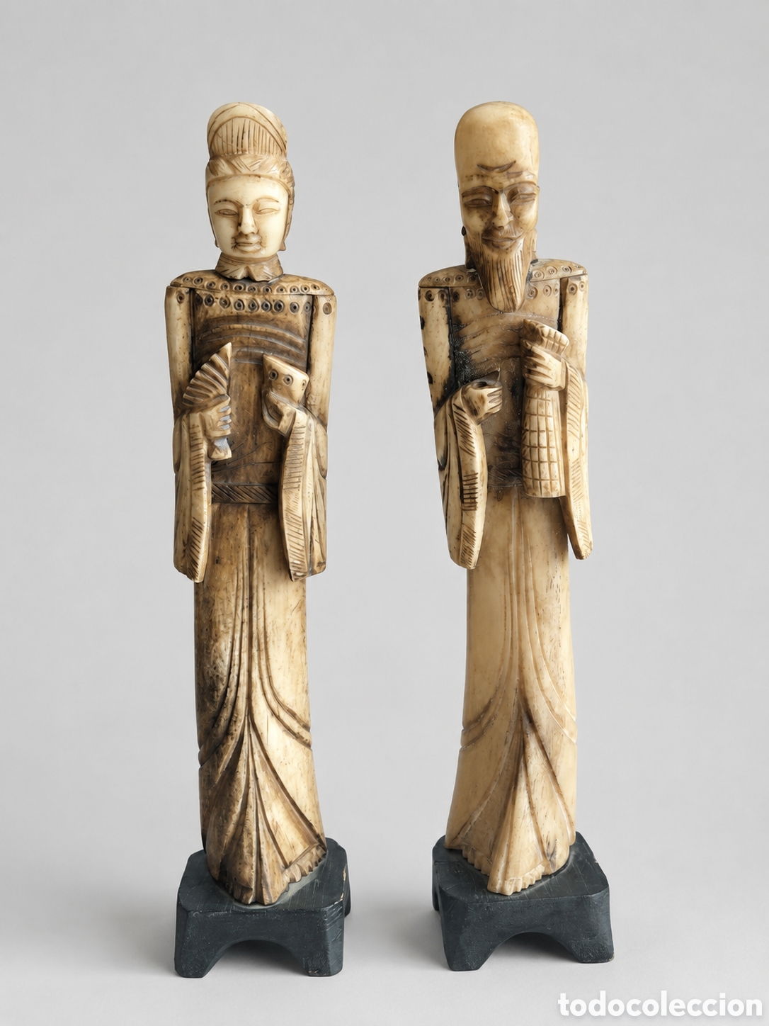 Antig&uuml;edades: Pareja de figuras orientales talladas en hueso &ndash; 28 cm