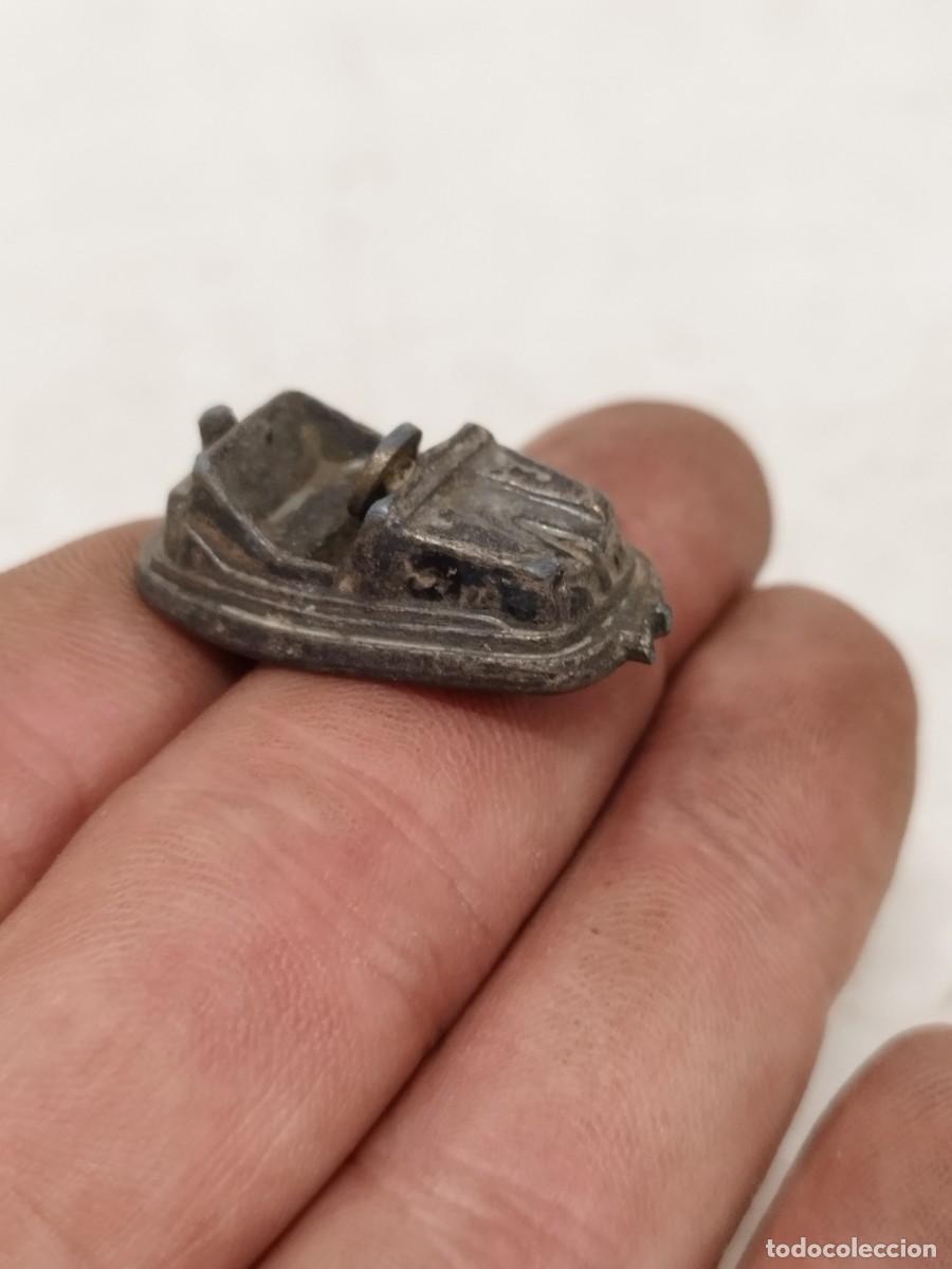 Oggetti Antichi: Antigua figura de un auto de choque de feria. En metal.