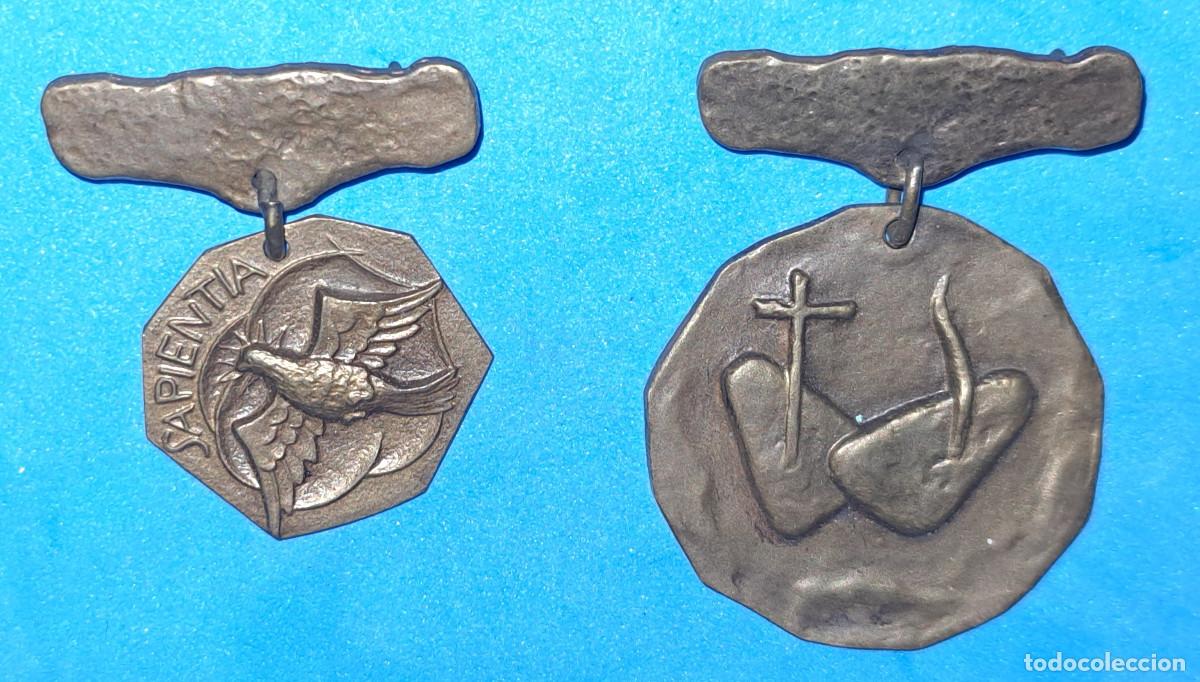 Antig&uuml;edades: DOS MEDALLAS ANTIGUAS CON ALFILER - SAPIENTIA
