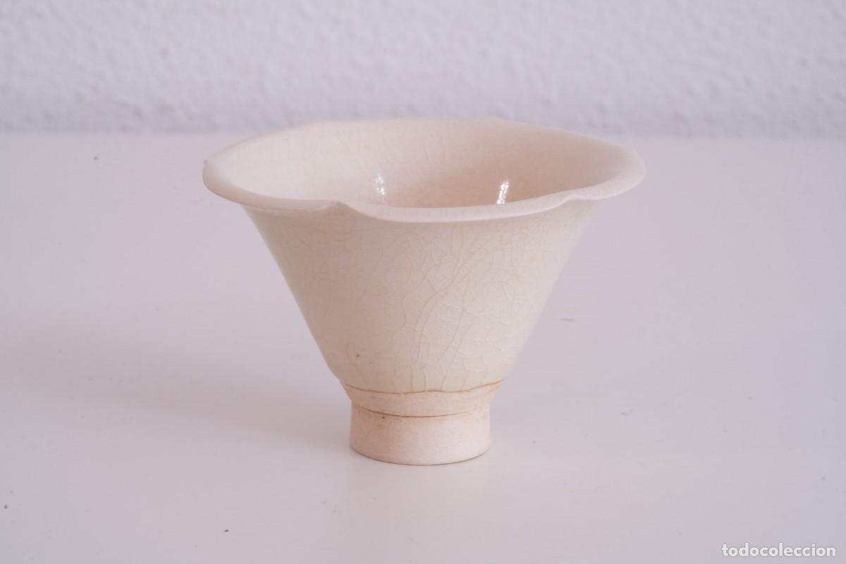Antig&uuml;edades: Copa de porcelana blanca con borde lobulado, horno Gongxian, dinast&iacute;a Sui (581&ndash;618 d. C.)