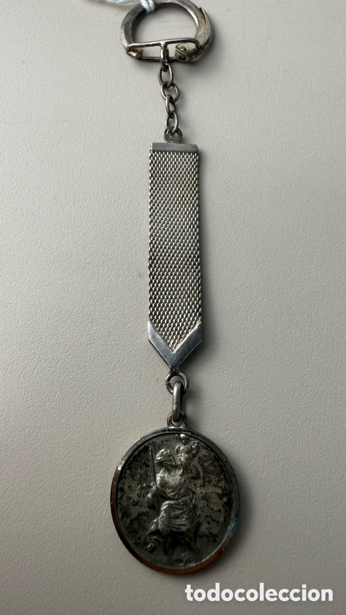 Antig&uuml;edades: Llavero plata 800 con relieve de San Crist&oacute;bal con el Ni&ntilde;o Jes&uacute;s y reverso Paulus VI.