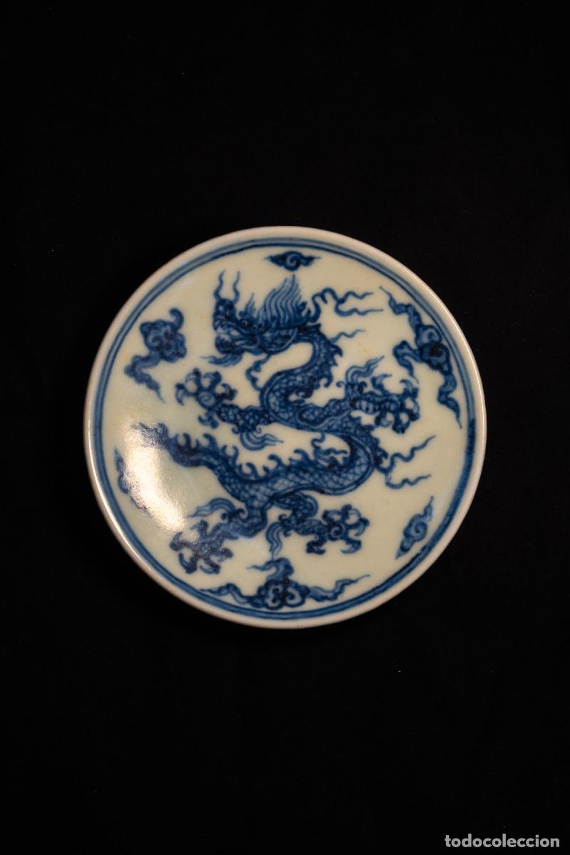 Antig&uuml;edades: Plato en azul y blanco con decoraci&oacute;n de drag&oacute;n, periodo Xuande, dinast&iacute;a Ming, China (1426&ndash;1435）