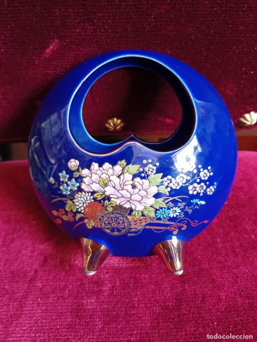 Antig&uuml;edades: Cesta de porcelana con decoraci&oacute;n de carro con flores
