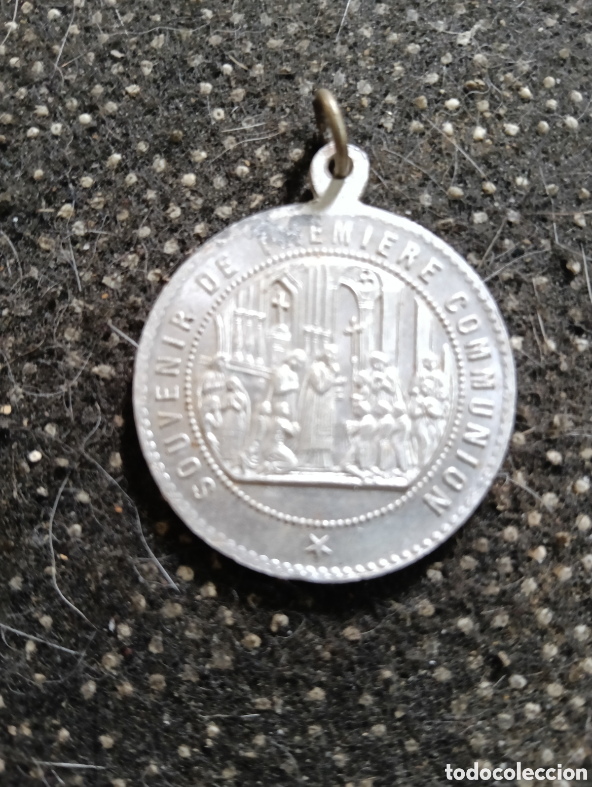 Antig&uuml;edades: Medalla religiosa de aluminio colgante que representa la medalla de 1ra Comuni&oacute;n mide 3,5 cm de di&aacute;m