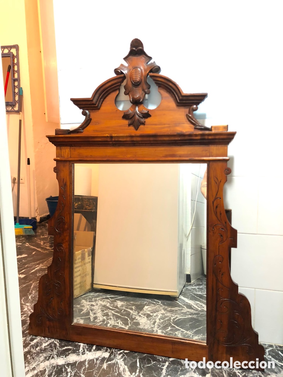 Antig&uuml;edades: Espejo Antiguo de Madera Tallada &ndash; Estilo Cl&aacute;sico / Isabelino (Siglo XIX/XX)