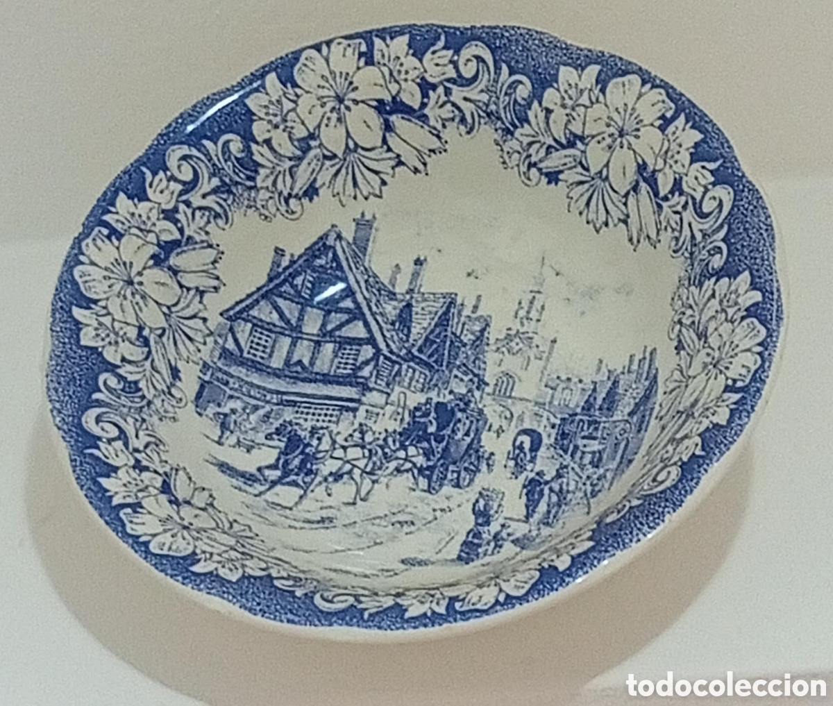 Antig&uuml;edades: Title: Vintage Blue and White &rdquo;Coaching Scenes&rdquo; Ironstone Bowl ​Era / Period: Mid-20th Century (Vint