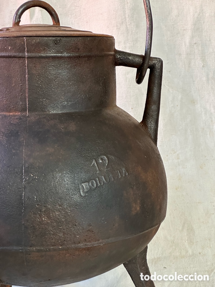 Antig&uuml;edades: Antiguo pote gallego de hierro fundido con tapa y asa. Olla marmita cocina tradicional. Etnograf&iacute;a.