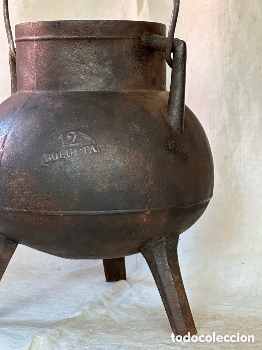 Antig&uuml;edades: Antiguo pote gallego de hierro fundido con tapa y asa. Olla marmita cocina tradicional. Etnograf&iacute;a.