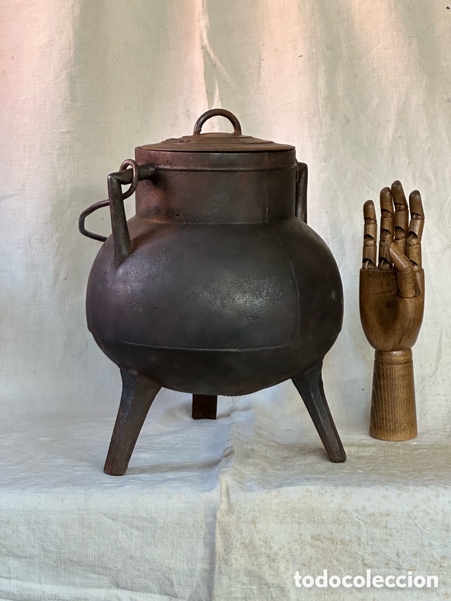 Antig&uuml;edades: Antiguo pote gallego de hierro fundido con tapa y asa. Olla cocina tradicional. Etnograf&iacute;a espa&ntilde;ola.