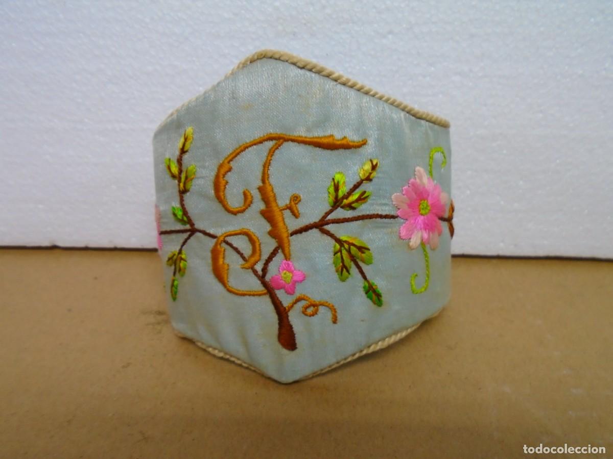Antiquit&eacute;s: ANTIGUA FAJA/SERVILLETERO,RASO BORDADO FLORAL CON INICIAL(F) 1&ordm; XX.