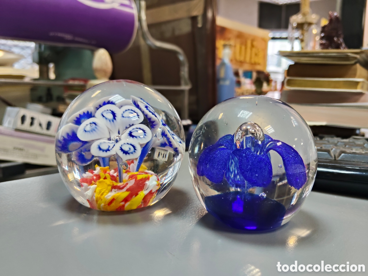 Antig&uuml;edades: pisapapeles de vidrio soplado a mano con un patr&oacute;n floral interno que presenta tonos azules, blancos