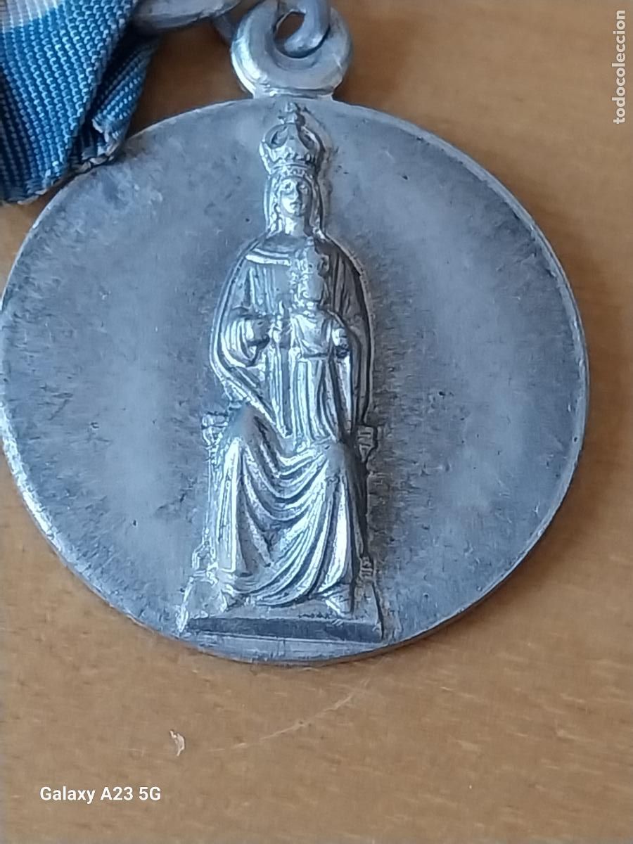 Antig&uuml;edades: VIRGEN SENTADA CON NI&Ntilde;O MEDALLA INSIGNIA CON CINTA BICOLOR ANTIGUA 2.99CMS