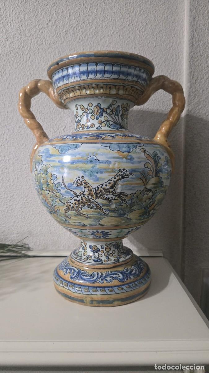 Antig&uuml;edades: Un jarr&oacute;n de dos asas de cer&aacute;mica de Manises en muy buen estado del s. XVIII o XIX.