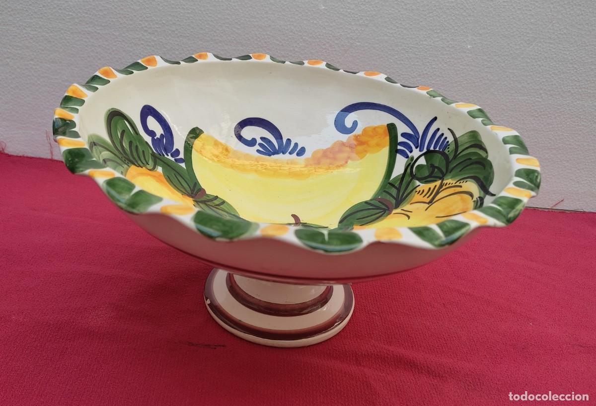 Antig&uuml;edades: frutero o centro de mesa de pie de loza esmaltada - motivo de frutas - probablemente de Manises