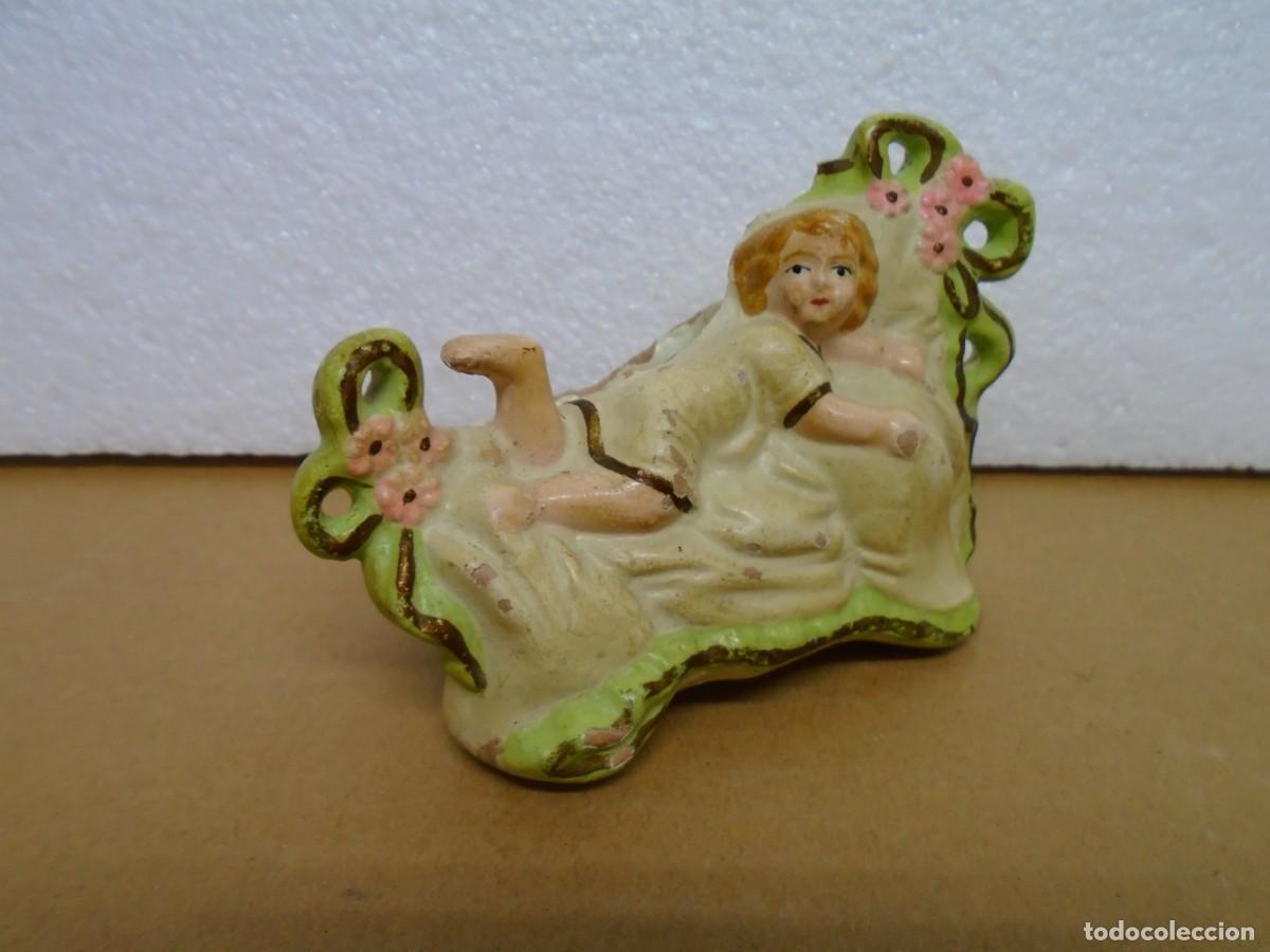 Antig&uuml;edades: ANTIGUO PALILLERO DE TERRACOTA,NI&Ntilde;O RECOSTADO SOBRE CUNA,PRECIOSA PATINA DE EPOCA 1&ordm;XX.