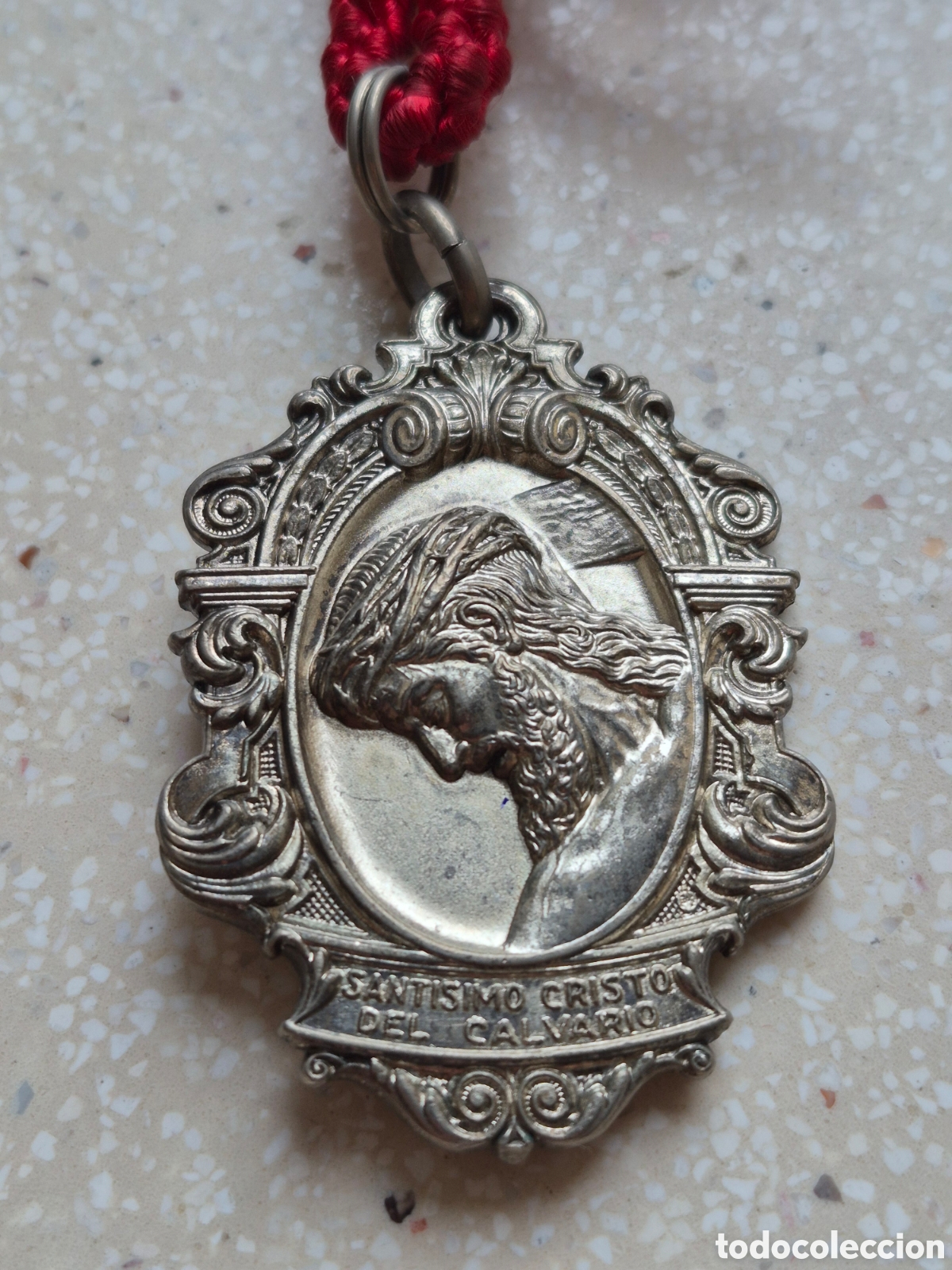 Antig&uuml;edades: Medalla Hermandad Cristo del Calvario con Cord&oacute;n - Semana Santa Sevilla - Metal - EXCELENTE
