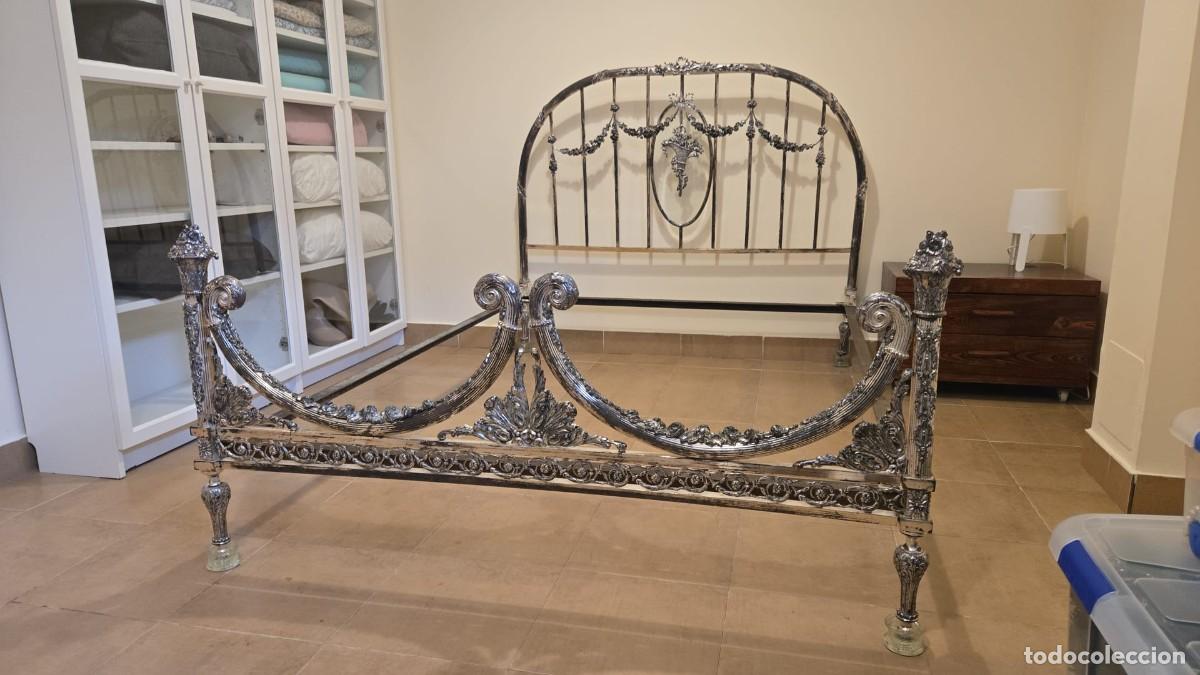 Antig&uuml;edades: Cama antigua de estilo Luis XVI fabricada en bronce con un acabado plateado.