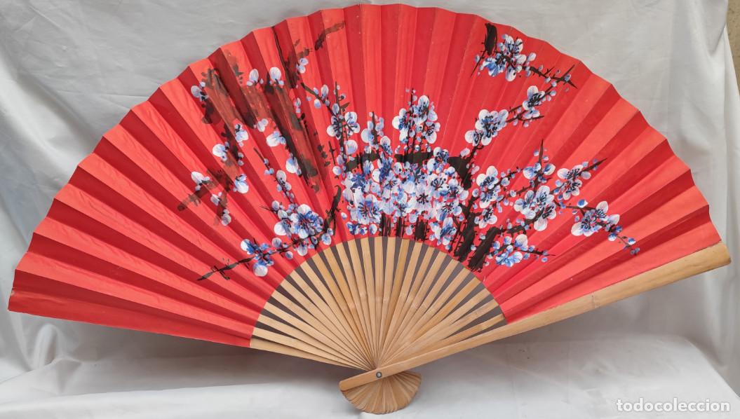 Antig&uuml;edades: ANTIGUO ABANICO ASIATICO GRANDE DE BAMBU Y GRUESO PAPEL PINTADO ROJO CON FLORES DE ALMENDRO