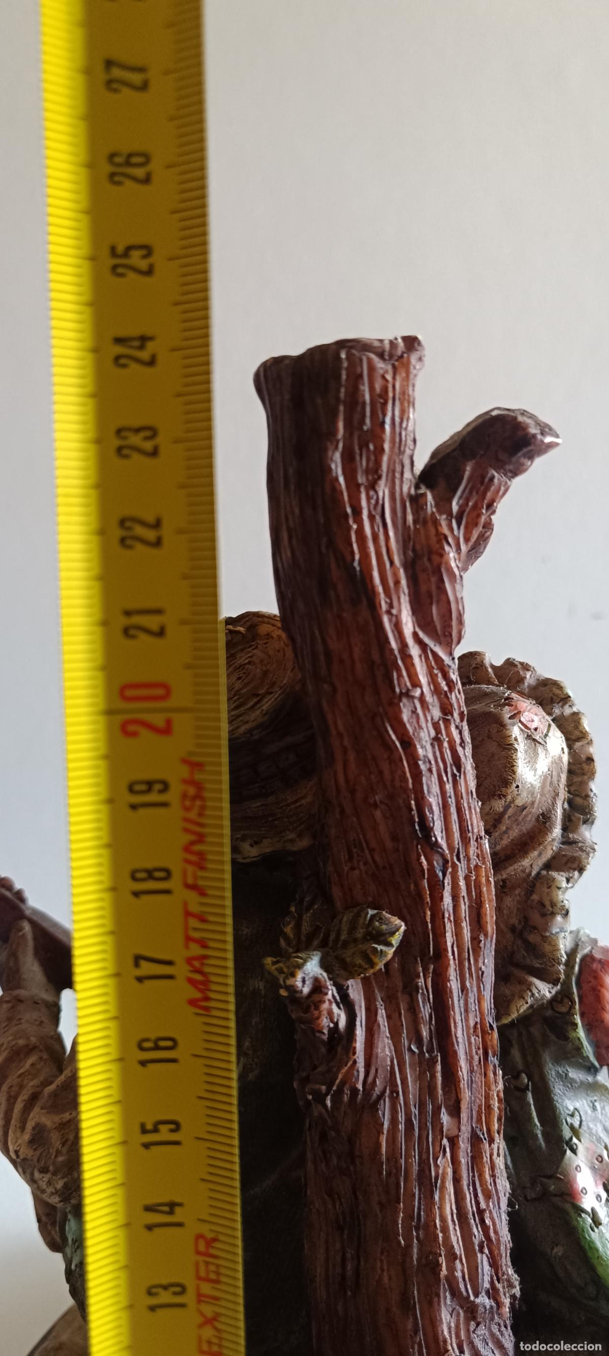 Antig&uuml;edades: figura de resina con peana - Foto 3