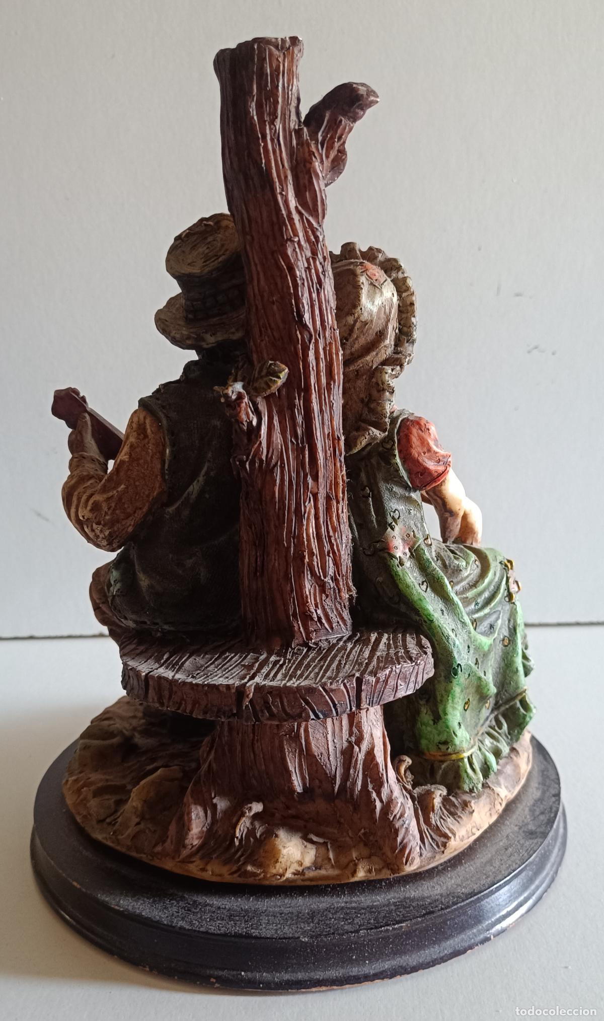 Antig&uuml;edades: figura de resina con peana - Foto 4