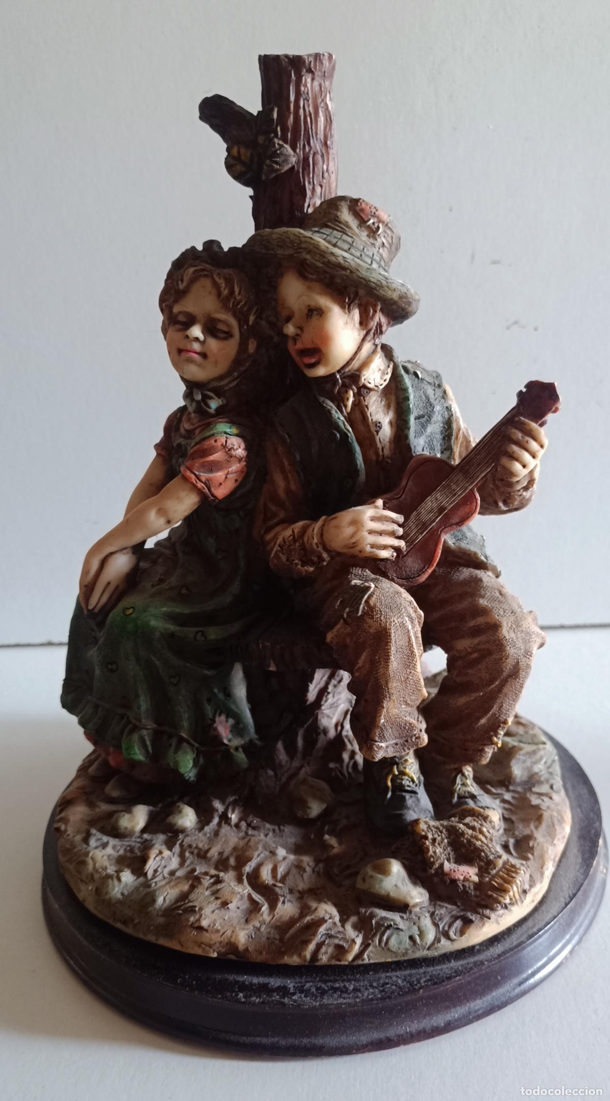 Antig&uuml;edades: figura de resina con peana - Foto 1