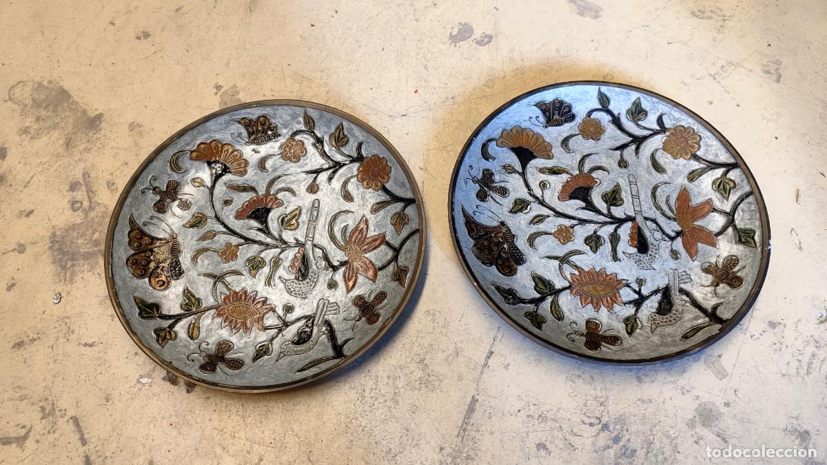 Antig&uuml;edades: Pareja de platos de laton esmaltado, cloisone