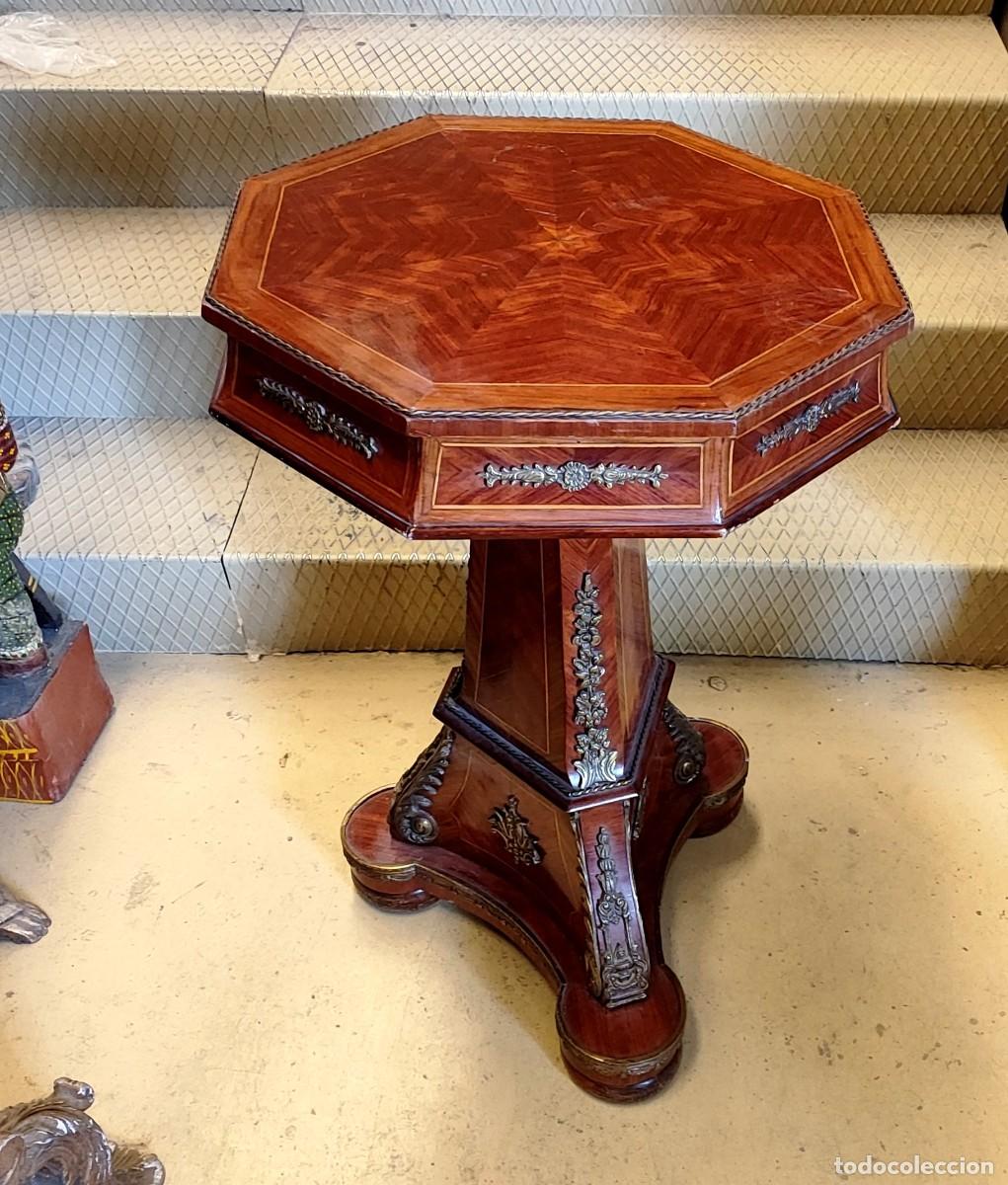 Antig&uuml;edades: Velador octogonal con pie piramidal y apliques de bronce