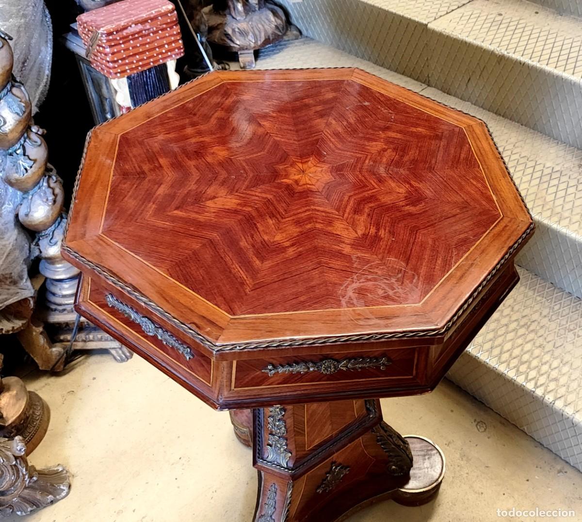 Antig&uuml;edades: Velador octogonal con pie piramidal y apliques de bronce - Foto 3