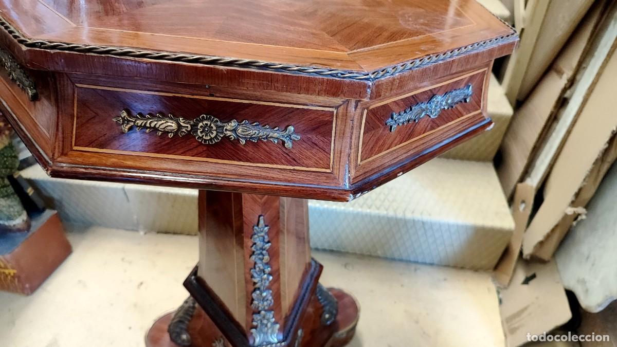 Antig&uuml;edades: Velador octogonal con pie piramidal y apliques de bronce - Foto 4