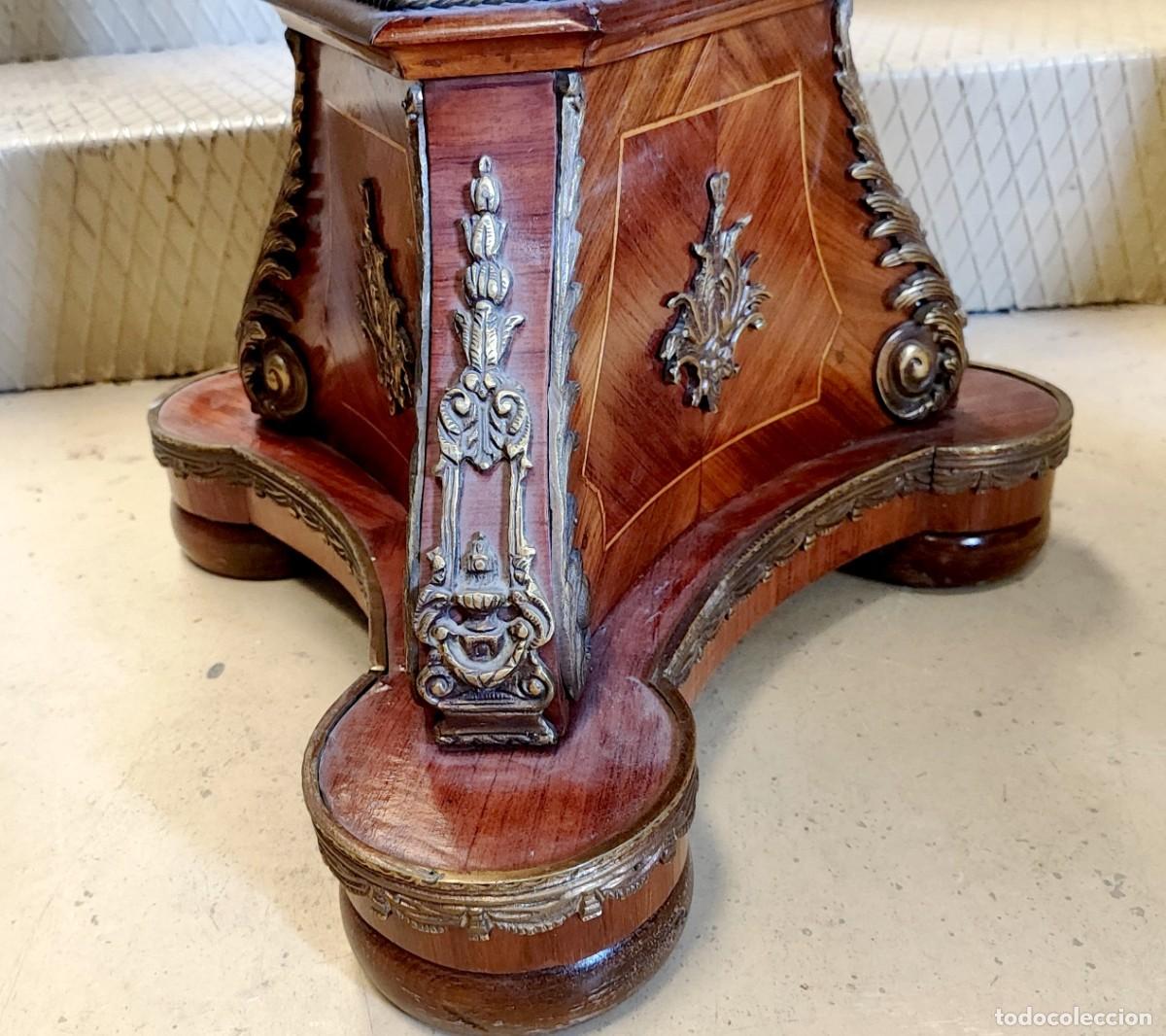 Antig&uuml;edades: Velador octogonal con pie piramidal y apliques de bronce - Foto 6