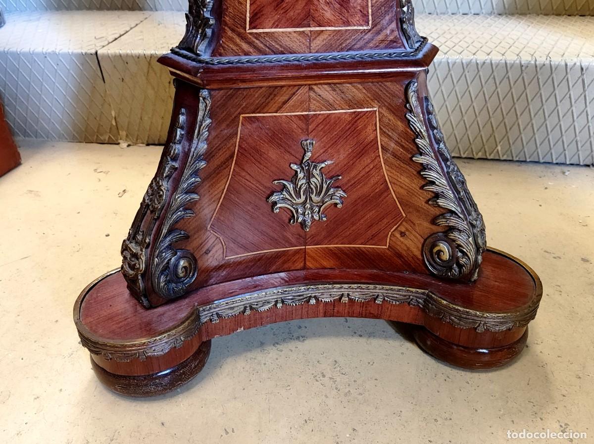 Antig&uuml;edades: Velador octogonal con pie piramidal y apliques de bronce - Foto 8