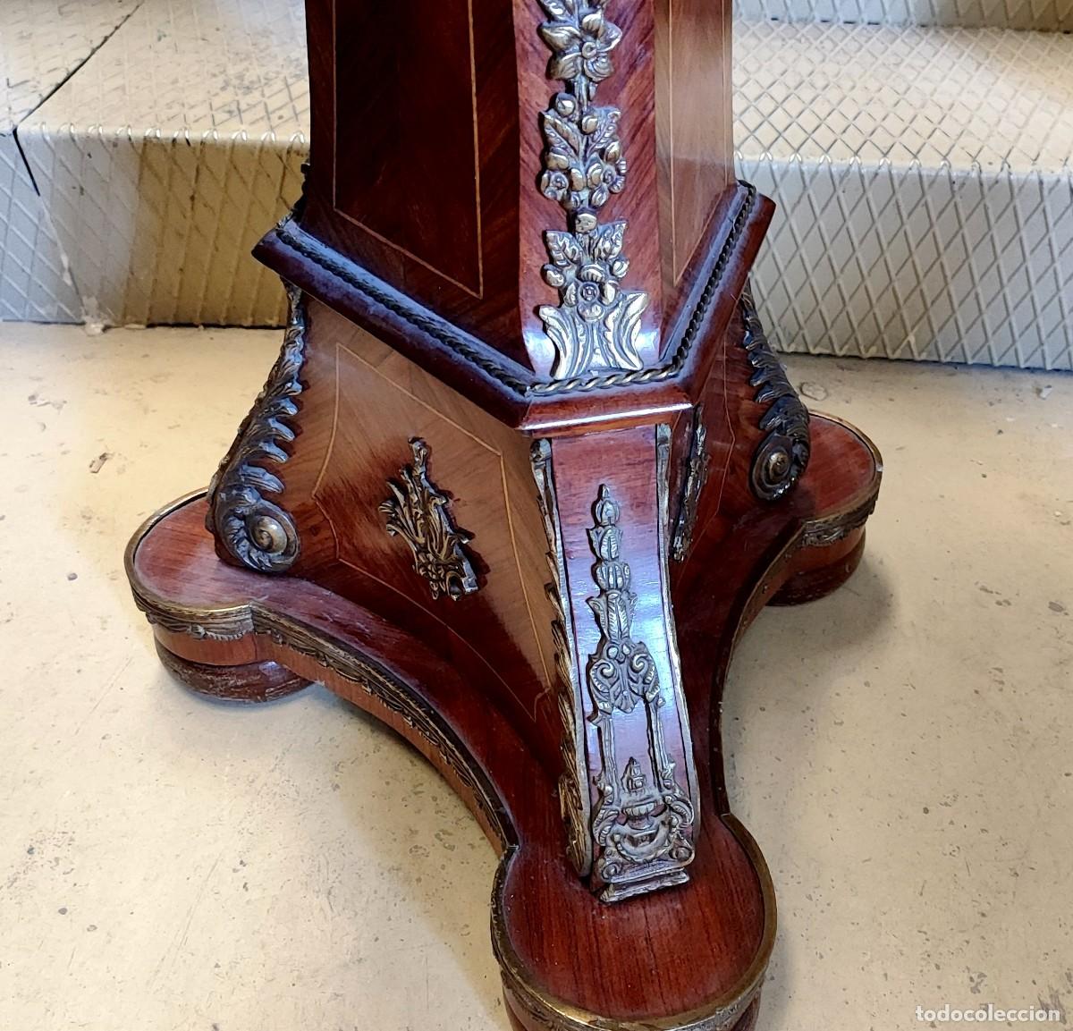 Antig&uuml;edades: Velador octogonal con pie piramidal y apliques de bronce - Foto 10
