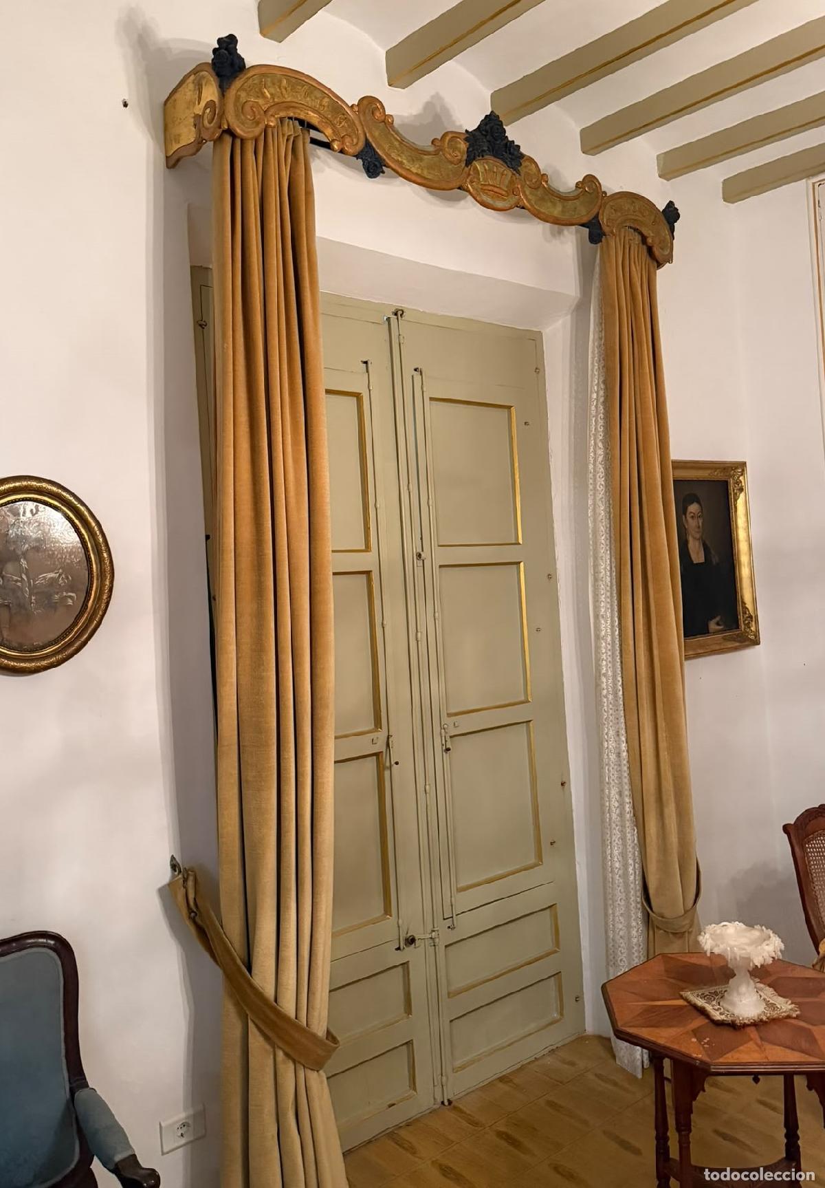 Antig&uuml;edades: PAREJA DE ANTIGUAS GALERIAS CON CORTINAJES. MADERA POLICROMADA. ESPA&Ntilde;A. SIGLO XVIII.