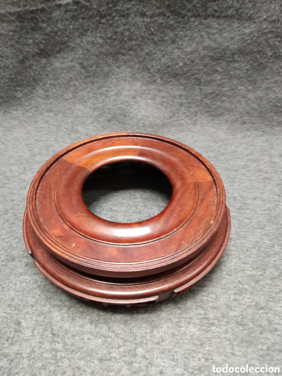 Antig&uuml;edades: Soporte o peana circular de madera tallada. Estilo oriental (chino)