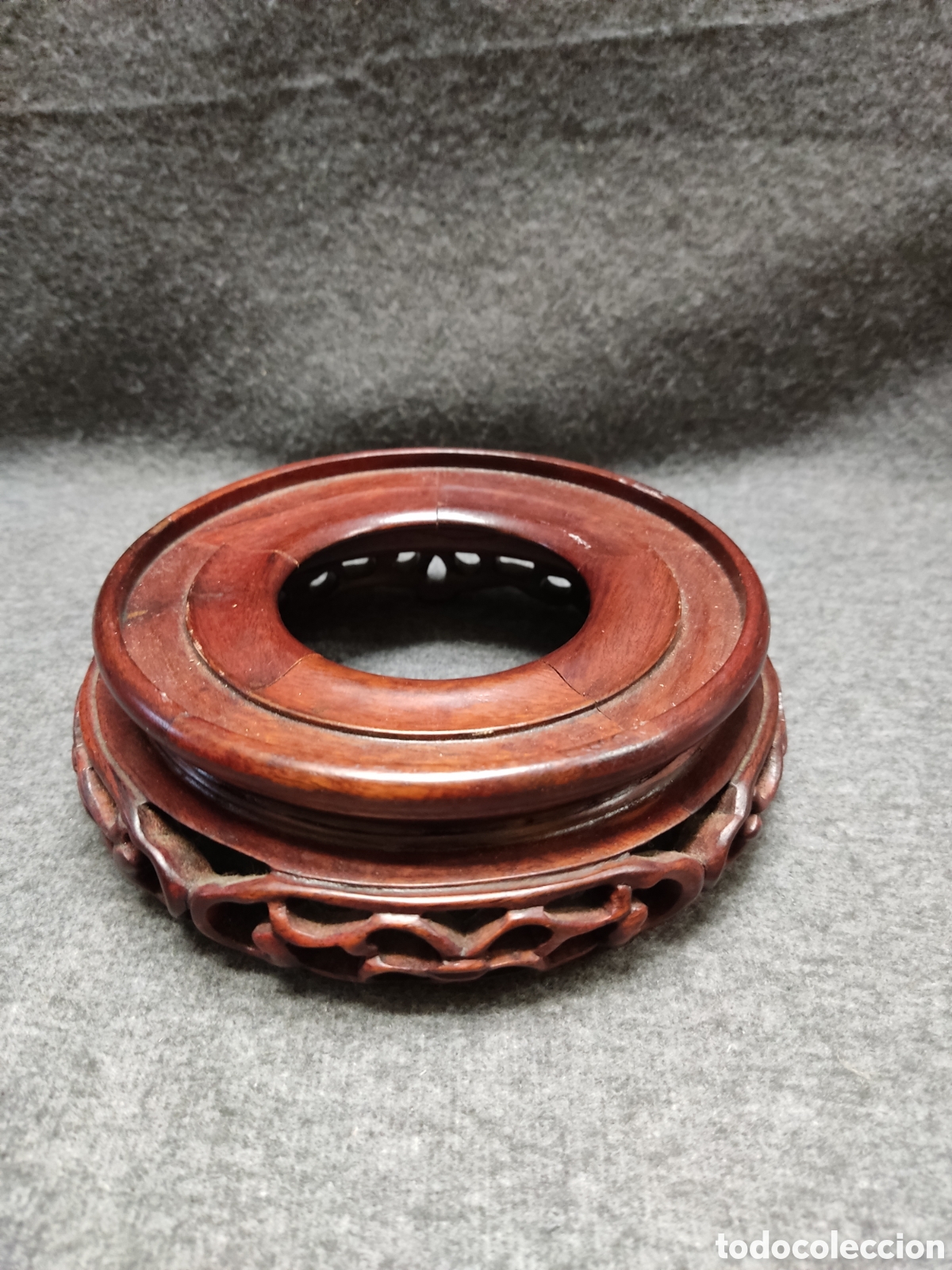 Antig&uuml;edades: Soporte o peana circular de madera tallada de estilo oriental (chino)