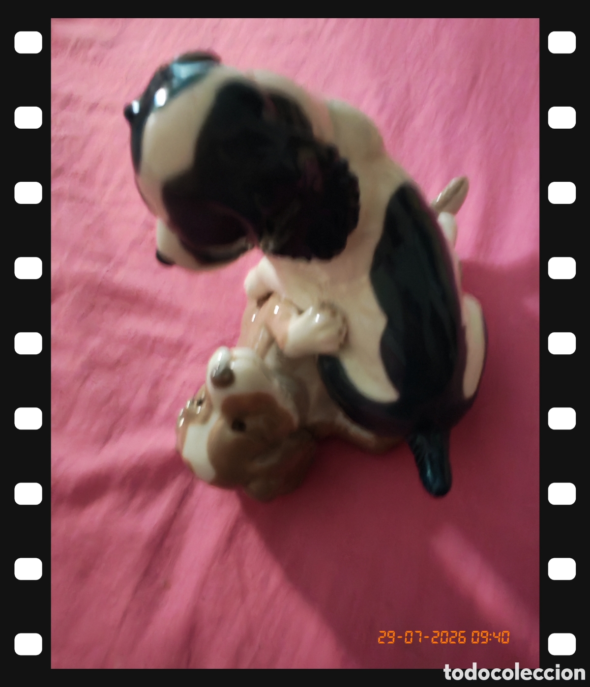 Antig&uuml;edades: Perritos jugando.figura muy bien cuidada .14*14