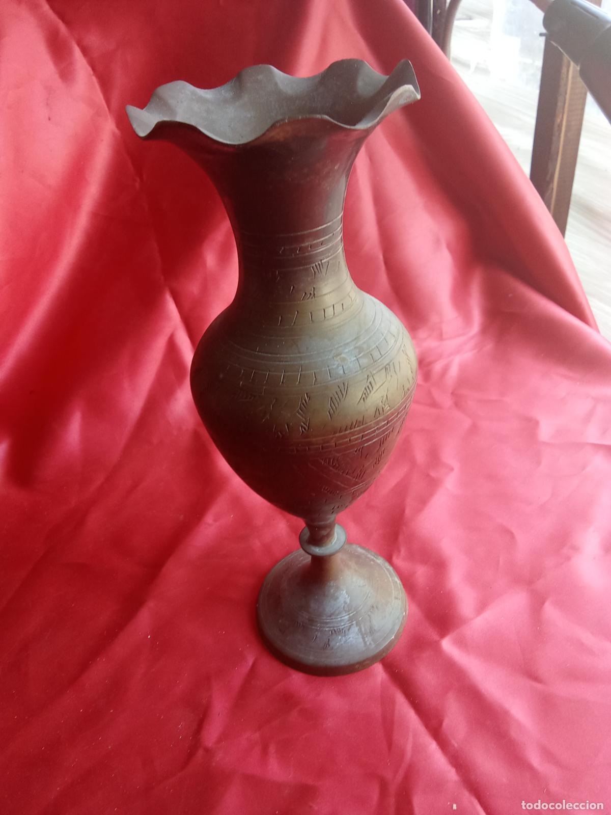 Antig&uuml;edades: Antiguo florero repujado de lat&oacute;n V.10