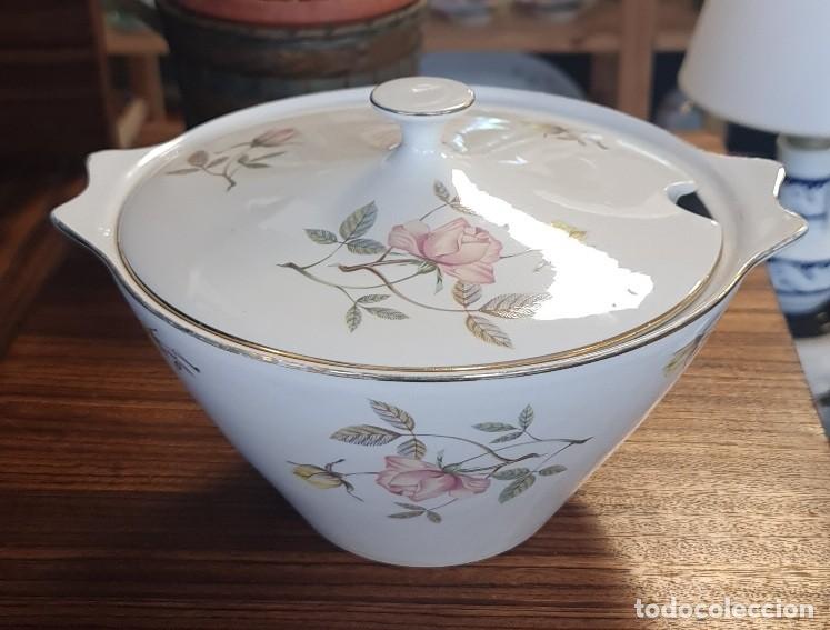 Antig&uuml;edades: Sopera de loza Santa Clara Vigo, l&iacute;nea Royal China decoraci&oacute;n de rosas y filo dorado, a&ntilde;os 50-60