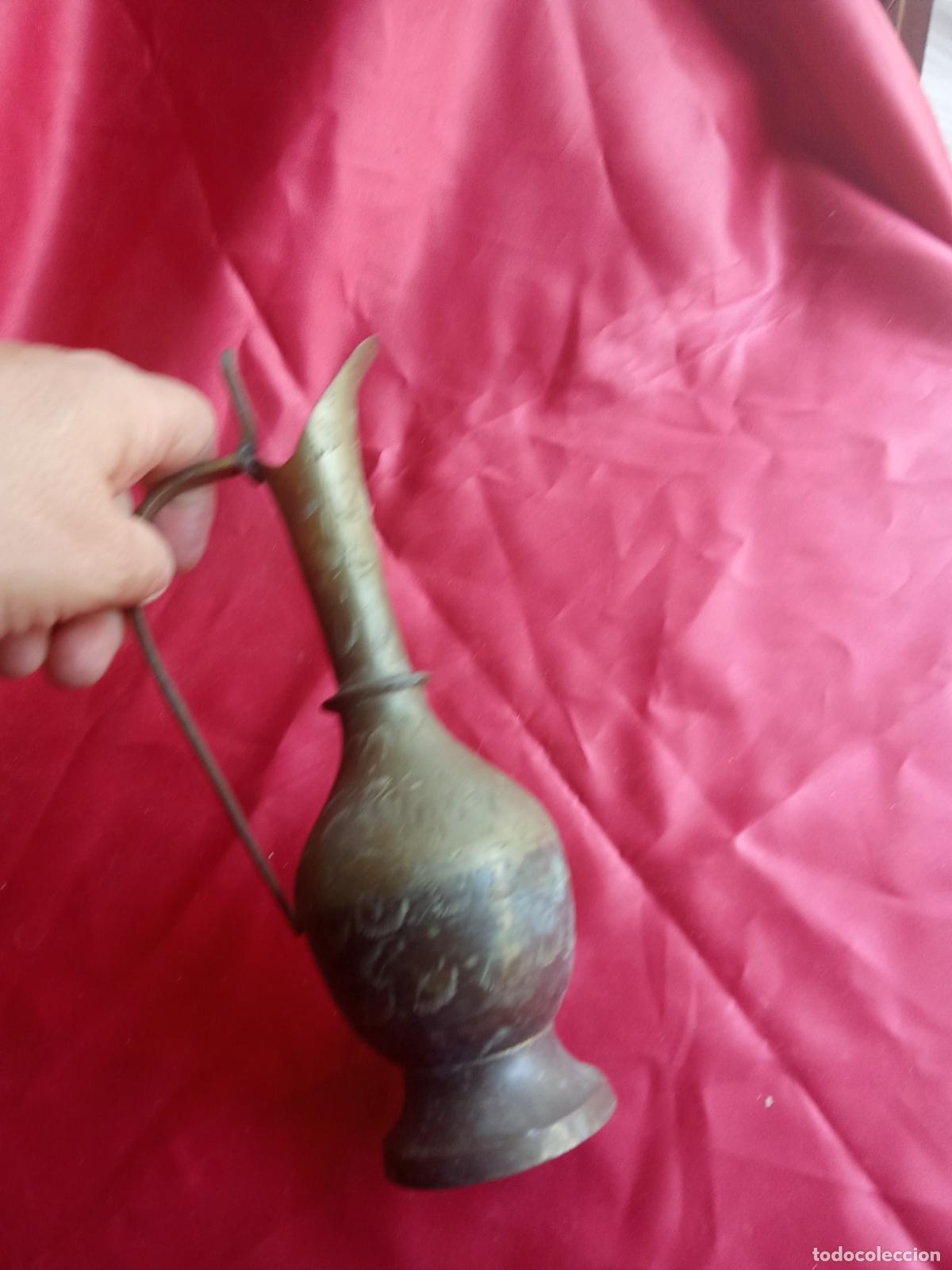 Antig&uuml;edades: Jarron con asa repujado de lat&oacute;n V.14 - Foto 2