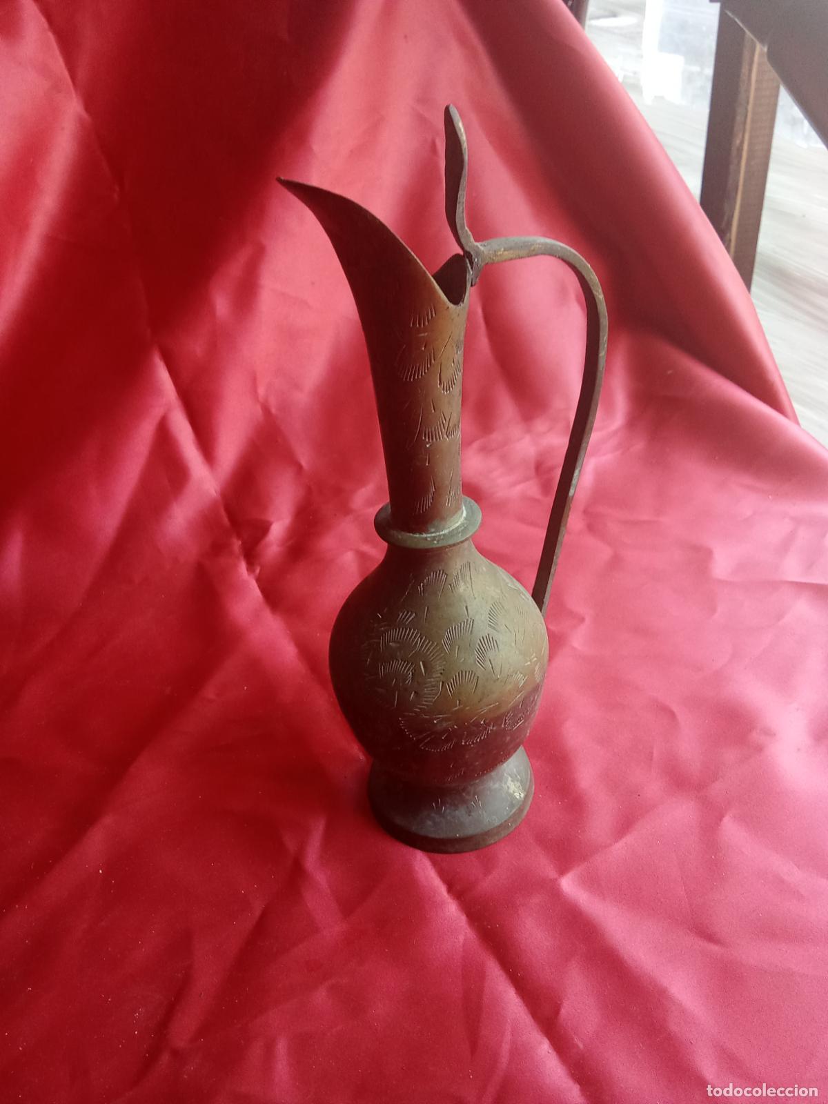 Antig&uuml;edades: Jarron con asa repujado de lat&oacute;n V.14 - Foto 1