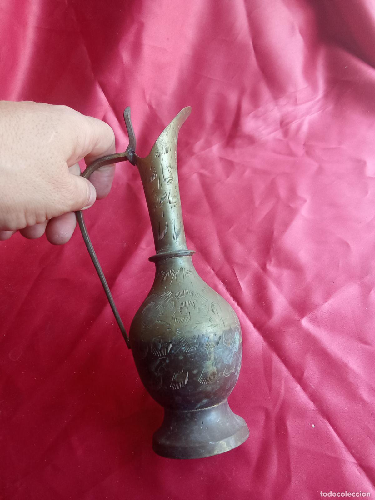 Antig&uuml;edades: Jarron con asa repujado de lat&oacute;n V.14 - Foto 3