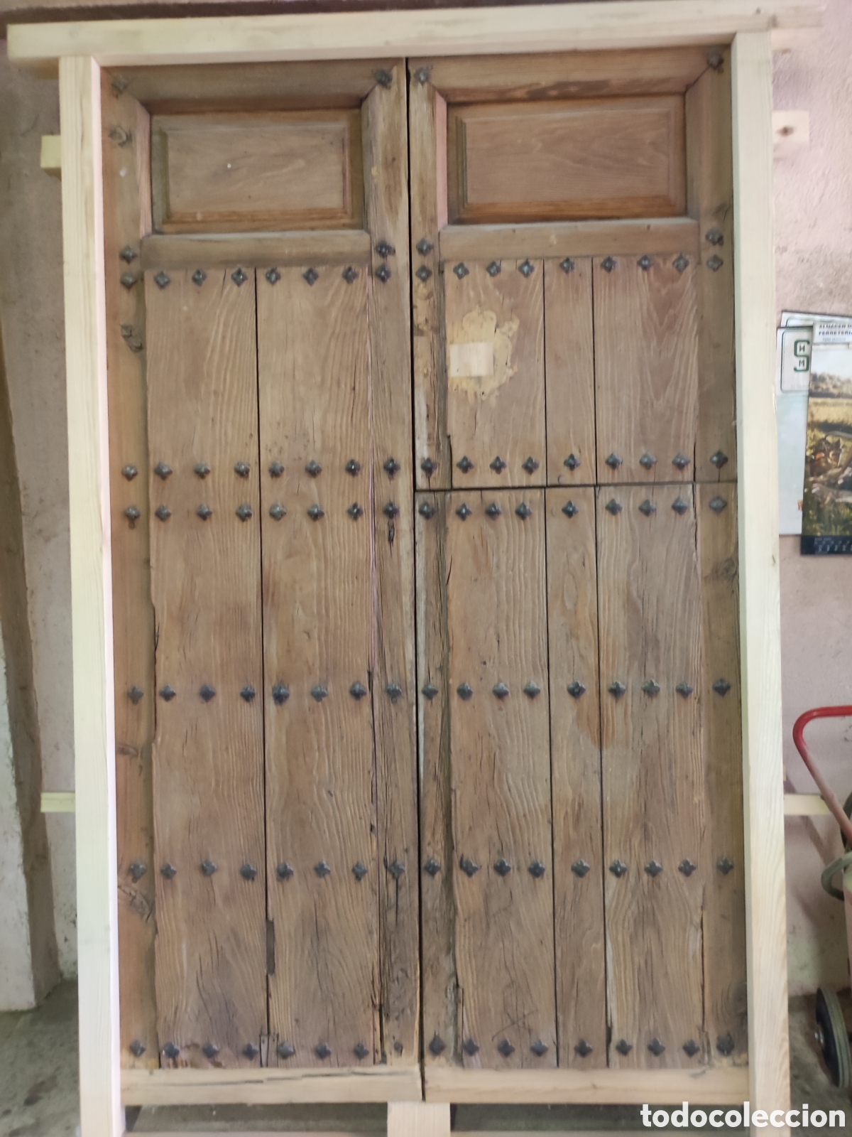 Antig&uuml;edades: Port&oacute;n de dos hojas con clavos antiguo