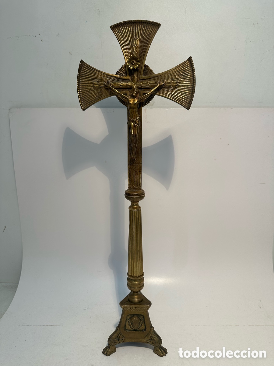Antig&uuml;edades: BONITA CRUZ DE MESA O ALTAR DE BRONCE ANTIGUA. 53CM.