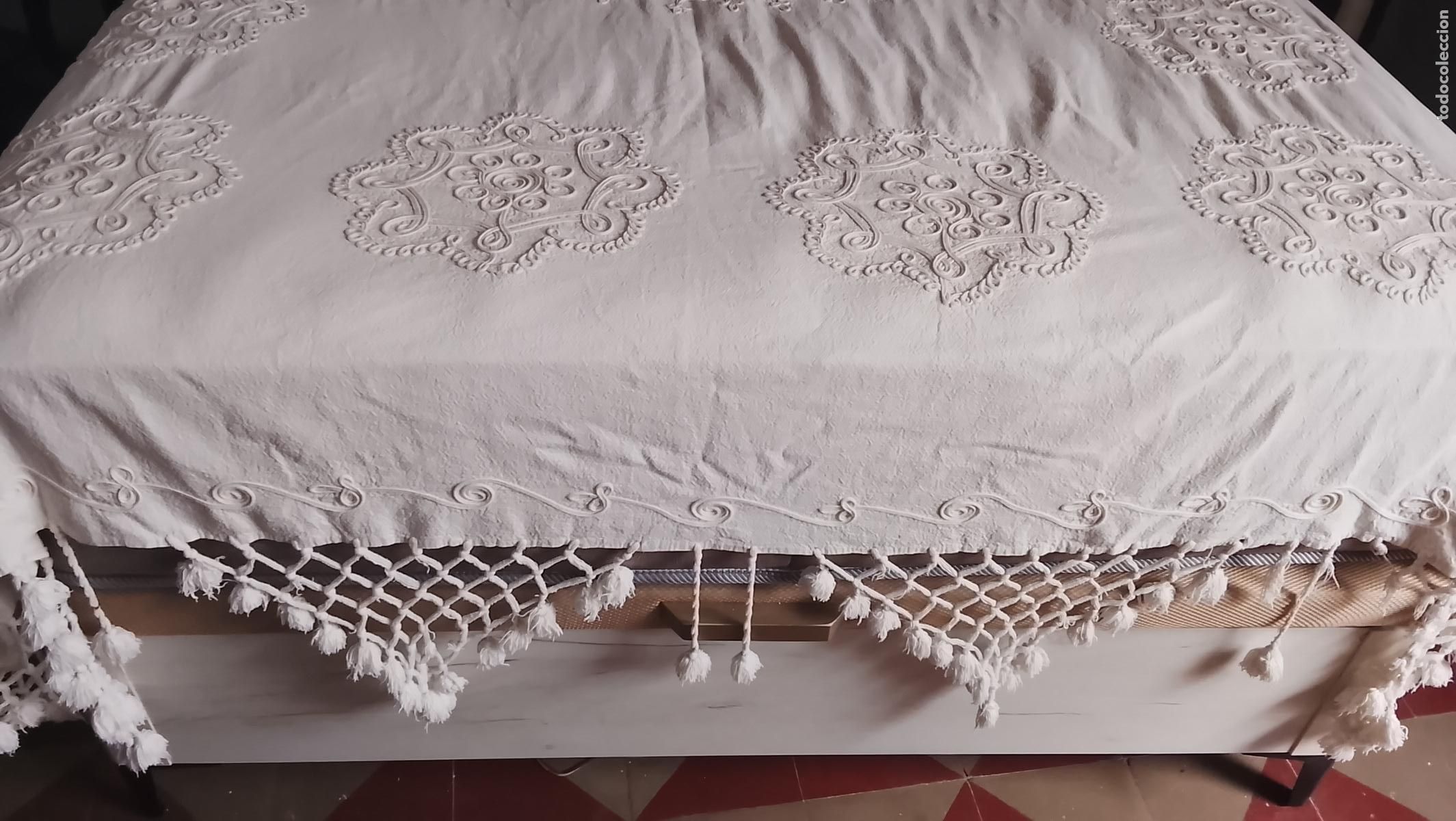 Antig&uuml;edades: COLCHA DE CAMA BORDADA CON FLECOS 210X190 CM APROXIMADAMENTE MAS EL ENREJADO