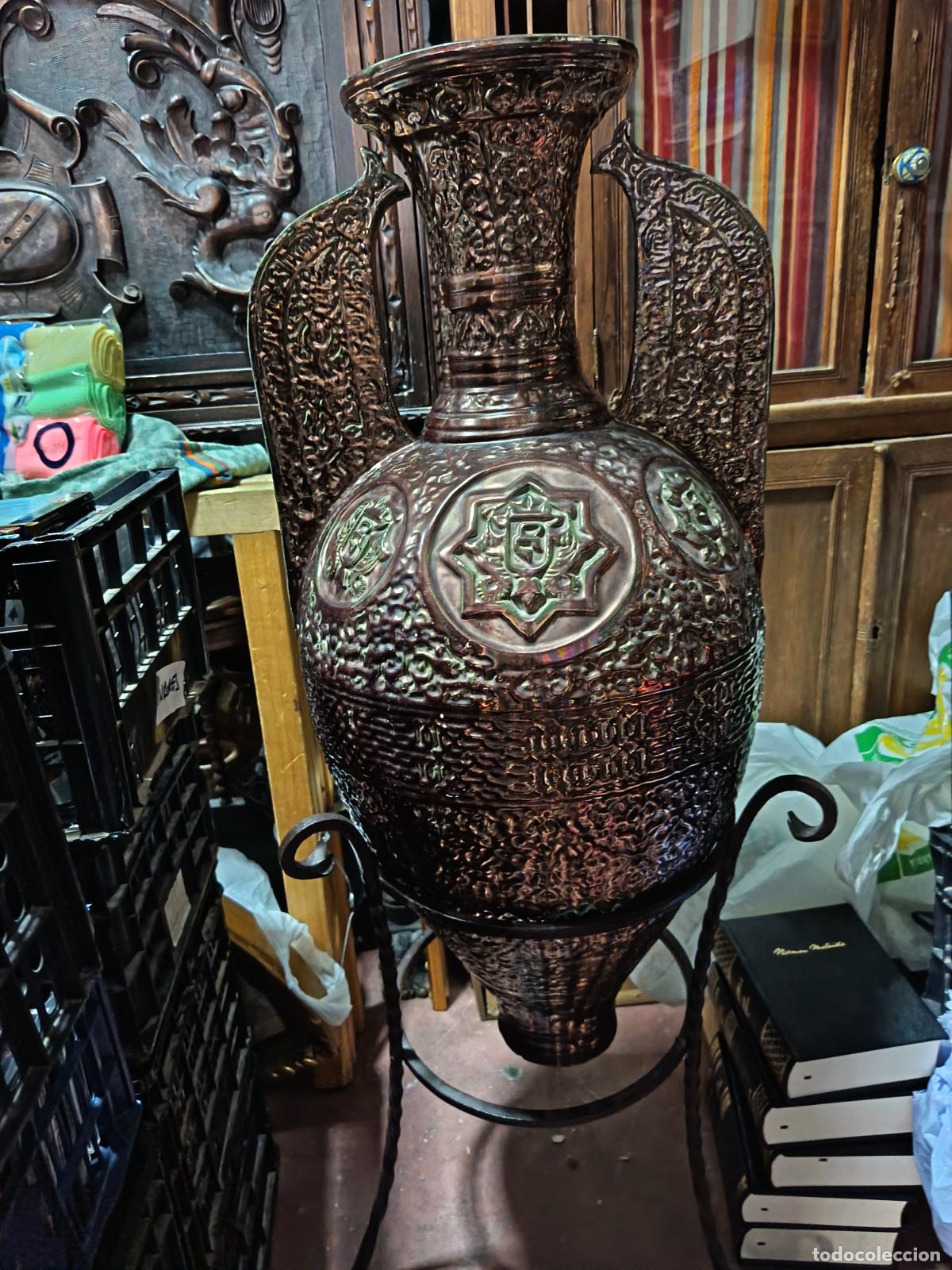 Antig&uuml;edades: ANTIGUA ANFORA DE REFLEJOS METALICOS. 82 CM ALT SIN SOPORTE. BUEN ESTADO GENERAL.