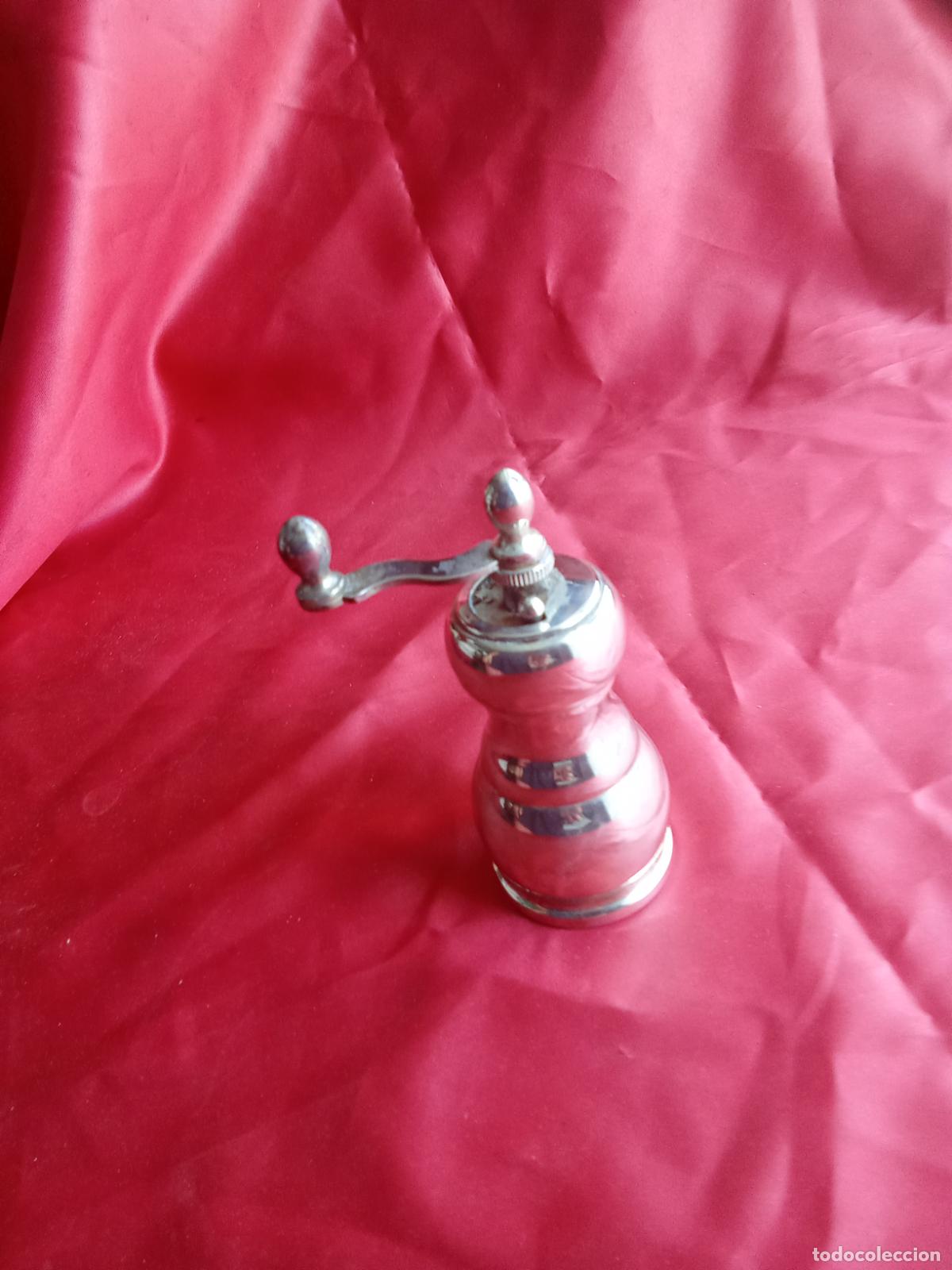Antig&uuml;edades: Bonito molinillo de pimienta de alpaca o silver plate. Rinconera