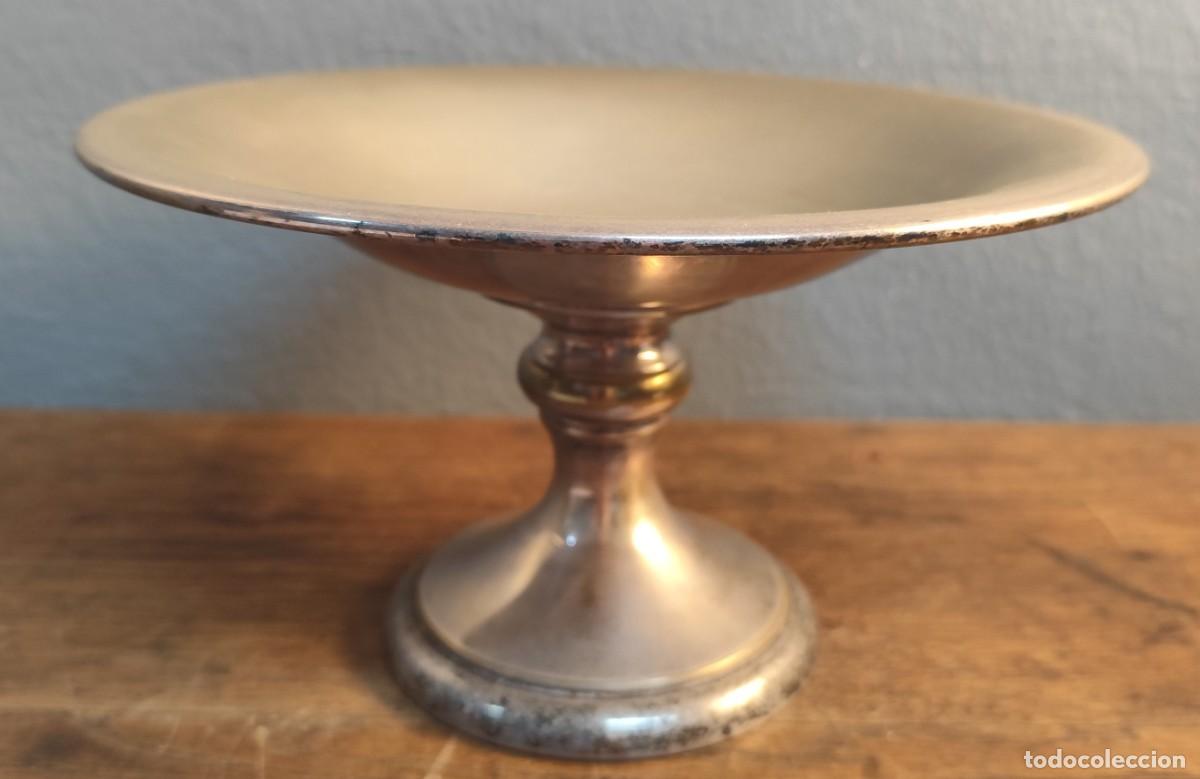 Antig&uuml;edades: Galletera vintage en metal plateado con pie torneado