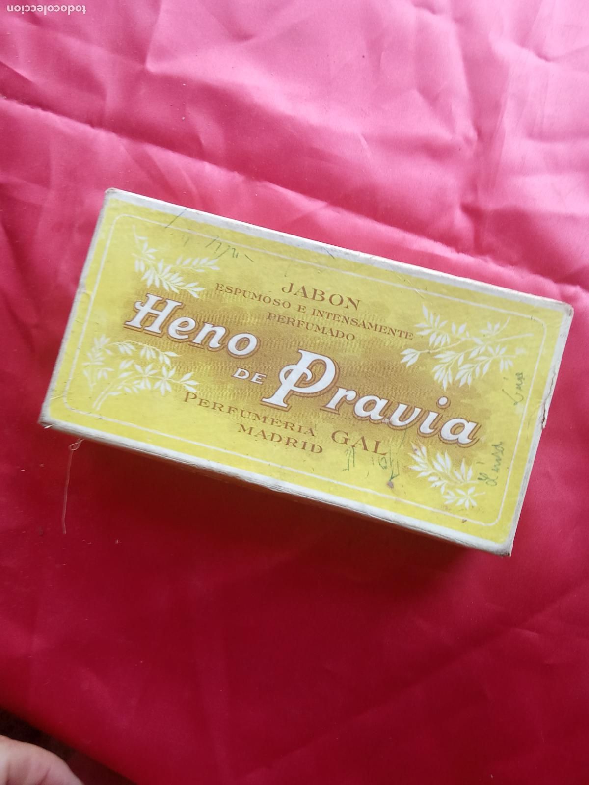Oggetti Antichi: Caja antigua jab&oacute;n Heno de Pravia con 30 bolillos hechos a mano, antiguo V.5