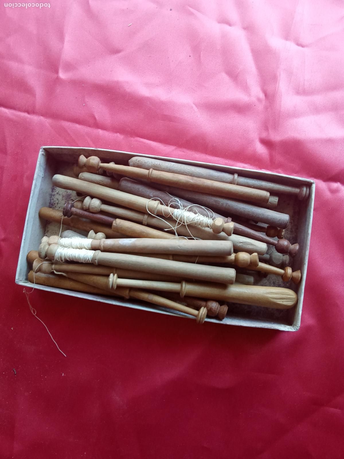 Antig&uuml;edades: Caja antigua jab&oacute;n Heno de Pravia con 30 bolillos hechos a mano, antiguo V.5