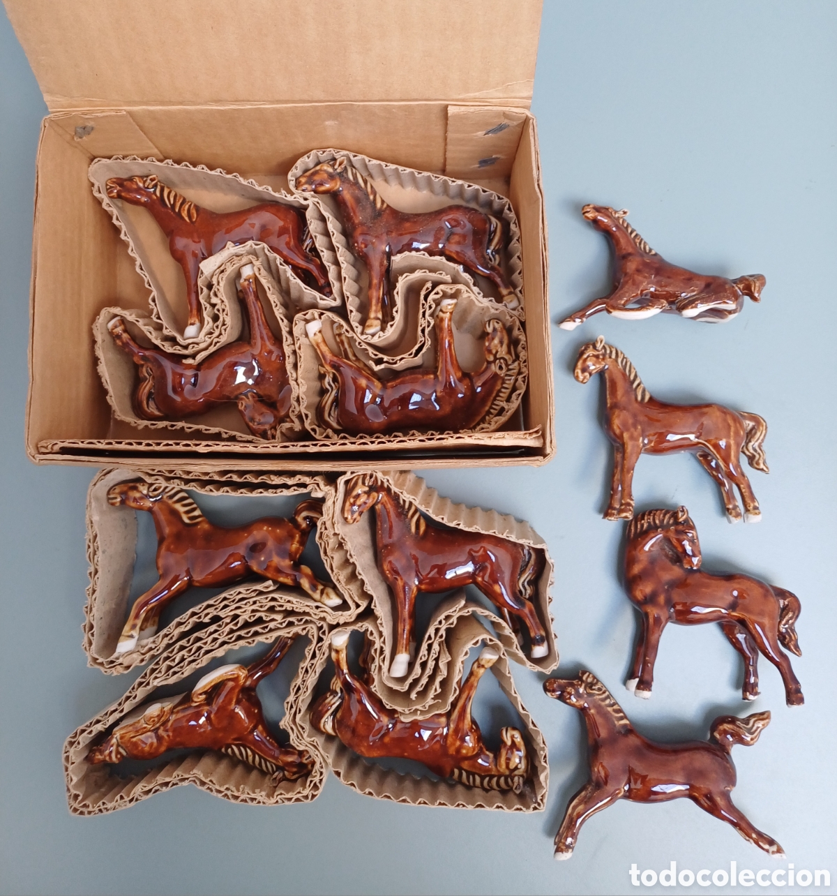 Antig&uuml;edades: 12 caballos de porcelana China, a&ntilde;os 70